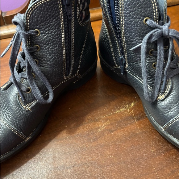 Clark’s Women’s Navy Leather boots Sz6.5 rubber sole - Picture 3 of 6